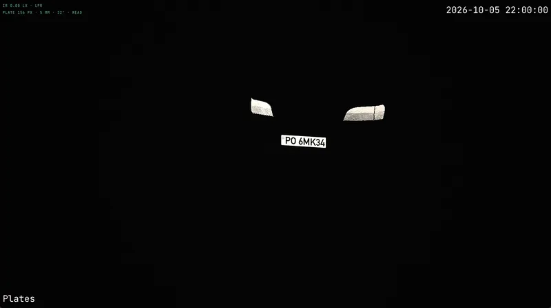 Nachtbeeld van de kentekencamera aan dezelfde paal: het kenteken van een naderende auto leesbaar op zwart, de koplampen uitgebrand.